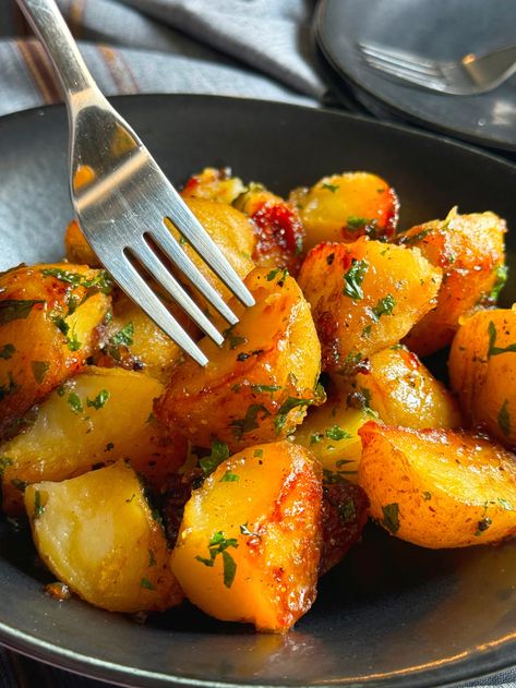 Korean Honey Butter Potatoes | 12 Tomatoes Honey Butter Potatoes, Korean Potatoes Side Dishes, Honey Potatoes Recipes, Honey Gold Potatoes Recipes, Korean Potato Side Dish, Honey Potatoes, Gold Potato Recipes, Asain Food, Korean Sweet Potato