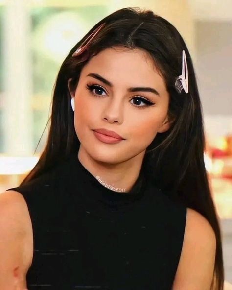 Maquillaje Selena Gomez, Selena Selena, Selena Gomez Makeup, Selena Gomez Hair, Light Makeup Looks, Celebrity Memes, Selena Gomez Cute, Celebrity Makeup Looks, Selena Gomez Pictures