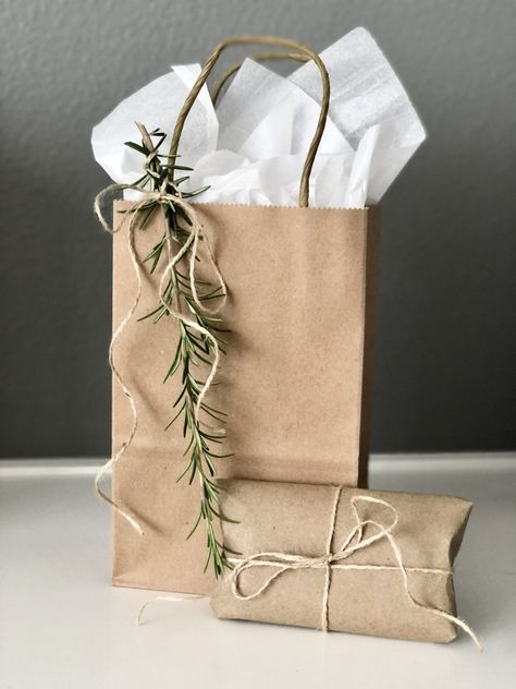 Small Gift Bags Diy, Brown Paper Gift Bags, Diy Gift Wrapping Tutorial, Salt Clay, Xmas Gift Wrap, Gift Tag Printable, Decorated Gift Bags, Christmas Gift Packaging, Gift Bags Diy