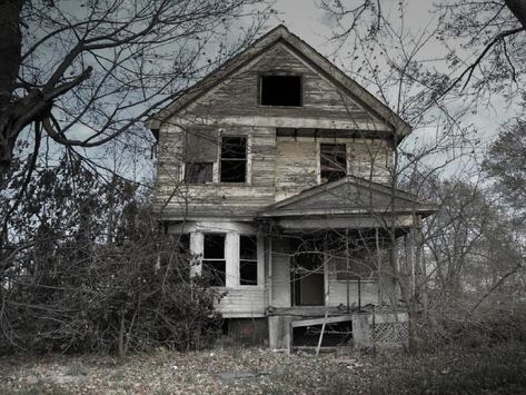 Thirteen real life haunted houses and the horror stories that go with them Real Haunted Houses, Scary Houses, Creepy Houses, Haunted History, Spooky Places, Spooky House, Abandoned House, Abandoned Mansions, Scary Places