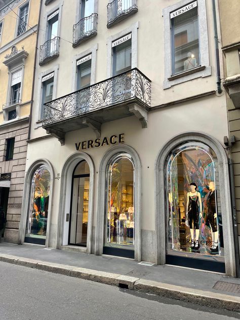 #versace #luxury #luxurylife #luxurious #shopping #clothing #fashion #clothes #bags #accessories #store #aesthetic Old Money Stores, Versace Aesthetic, Luxurious Shopping, Versace Store, Store Aesthetic, Luxury Shopping, Accessories Store, Luxury Life, Bags Accessories