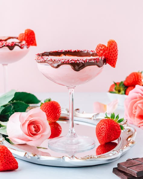 Strawberry Cocktail Recipe, Strawberry Martini, Strawberry Cocktail, Valentine Drinks, Valentine Cocktails, White Chocolate Liqueur, Strawberry Cocktails, Lifestyle Editorial, Chocolate Cocktails