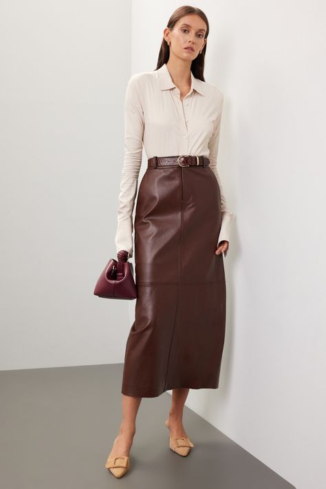 Leather Maxi Skirt Outfit, Leather Midi Skirt Outfit, Brown Leather Skirt Outfit, Maxi Leather Skirt, Leather Maxi Skirt, Camel Outfit, Midi Outfits, Satin Skirt Outfit, Long Leather Skirt