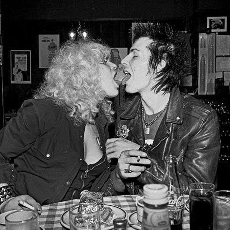 Sid Vicious Nancy, Nancy Spungen, Punk Couple, Kurt And Courtney, Sid And Nancy, 70s Punk, British Punk, Punk Culture, Chelsea Hotel