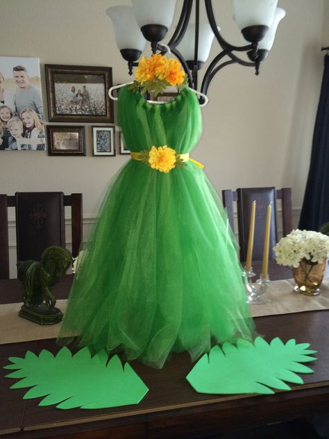 Flower costume. Long tulle dress( 3 spools emerald green and 2 green apple tulle) alternating colors) with ribbon flower sash and headband with hot glued marigolds. Super easy. Made by Otter Mommy. Flower Costume Diy, Vegetable Costumes, Long Tulle Dress, Kid Costumes, Alice In Wonderland Flowers, Flower On Head, Tulle Dress Long, Flower Costume, Mad Hatter Party