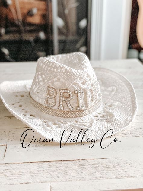 Western Fancy Dress, Cowgirl Hats Western, Bride Wedding Photos, Cowgirl Bride, White Cowboy Hat, Pearl Bride, Nashville Bachelorette Party, Cowgirl Bachelorette, Jazz Hat