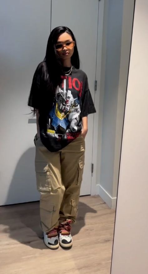 Cargos And Baggy Shirt, Oversized Black Cargo Pants For Streetwear, Cargos And Oversized Tee, Baggy Wide-leg Cargo Pants For Streetwear, Black Baggy Wide-leg Cargo Pants, Cargo Outfit, Short People, Baggy Cargo Pants, Cute Modest Outfits