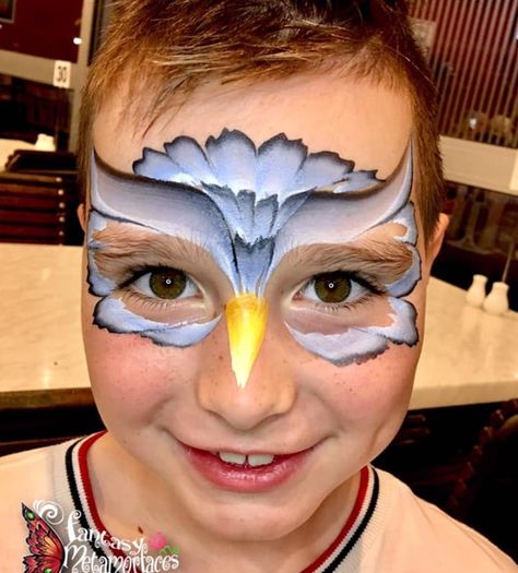 One stroke, fast owl Owl Face Paint, Bear Face Paint, Face Paint Easy, Lion Face Paint, Animal Face Paintings, Harry Potter Face, Eagle Face, Owl Face, Book Day Costumes