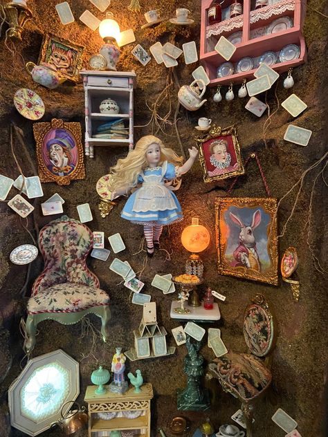 Miniature Alice In Wonderland, Alice In Wonderland Collection, Alice In Wonderland Book Nook, Alice In Wonderland Diorama, Alice In Wonderland Scenes, Wonderland Room, Wonderland Crafts, Alice In Wonderland Crafts, Alice In Wonderland Room