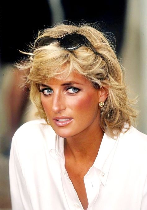 Diana Haircut, Diana Hair, Princess Diana Hair, Royal Family Portrait, Princess Diana Fashion, Princess Diana Family, Princess Diana Photos, Hair Mistakes, Princess Diana Pictures