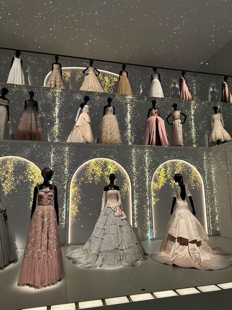 Dior’s museum in Paris has this gorgeoys exhinbit of gowns! Dior Museum Paris, Paris Fashion Week Aesthetic, Dior Gallery, Dior Museum, Runway Aesthetic, Fashion Week Aesthetic, Ethereal Dresses, Chanel Karl Lagerfeld, Red Carpet Celebrities