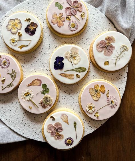 CAKE ARTIST | PASTRY CHEF on Instagram: “Pressed Edible Flower Biscuits 🌸🌿 Buttery vanilla bean sugar biscuit & the most gorgeous pressed flowers with a touch of gold 💫 Perfect…” Edible Pressed Flowers, Edible Flower Cake Ideas, Dried Flower Cookies, Pressed Flower Cookies, Pressed Flower Cupcakes, Pressed Flower Cake, Edible Flower Cake, Alpine Wedding, Flower Biscuits