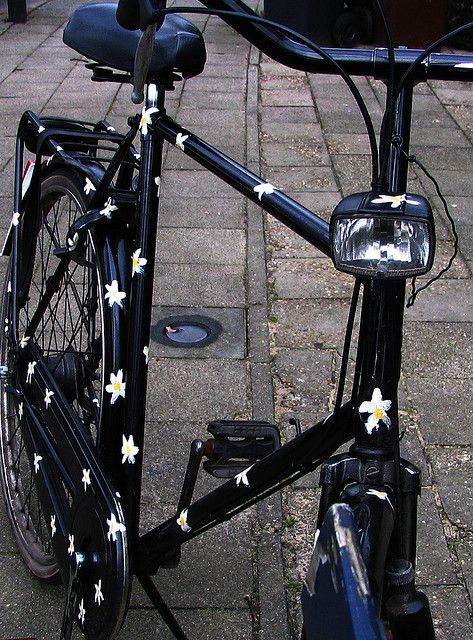 Decorated Bike, Bike Painting Ideas, Bicycle Decoration, Bike Design Paint, Bicycle Design Paint, Painted Bike, Bike Diy, Bike Decorating Ideas, Bike Paint Ideas