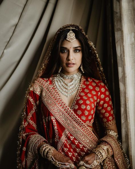 Celebrity Brides Indian, Open Hair Bridal Look Indian, Open Hair Indian Bride Wedding Hairstyles, Dulhan Hairstyles Indian Bridal Open Hair, Open Hair Lehenga Look, Minimal Wedding Lehenga, Open Hair Bride Indian Wedding, Minimal Bridal Lehenga, Open Hair Bridal Look With Dupatta