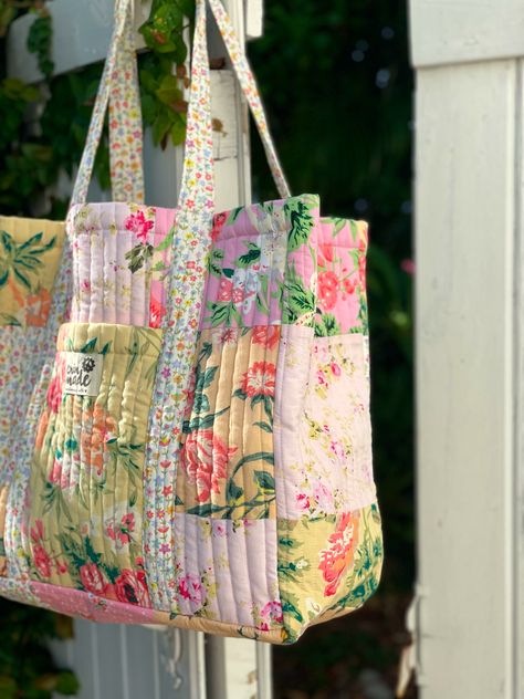 Playful mix of vintage floral pieces & patterns. It's quilted, soft and structured, with an inside zipper pocket to hold your phone, wallet and keys. Make it a set with our Leach Patchwork Pouch ;) Size 14.25" x 16.5" Depth 7" Front Pocket 6.5" x 10" Inside Zipper Pocket 18x22cm Buga, Couture, Patchwork, Tela, Fun Trendy Crafts, Patchwork Bag Patterns Free, Bathroom Bag Sewing Pattern, Sew A Handbag, Quilted Purses And Bags Free Pattern