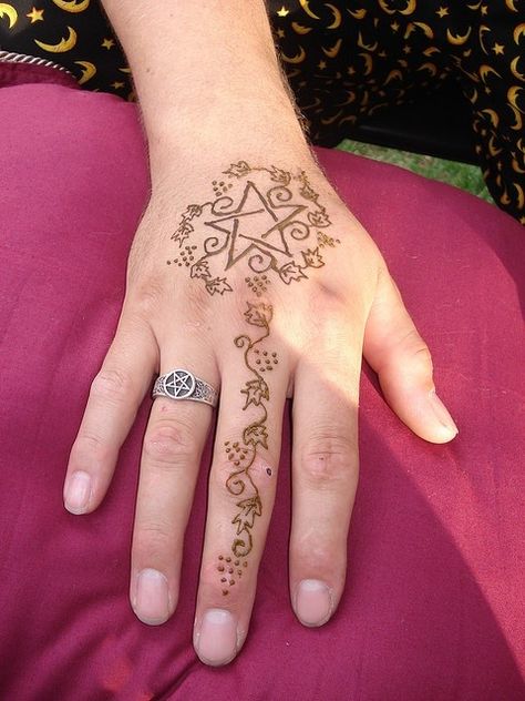 Magick Spells Pentacle Tattoo, Summer Henna, Pagan Tattoo, Henna Ideas, Pagan Crafts, Magick Spells, Witchy Crafts, Henna Tattoos, 1 Tattoo