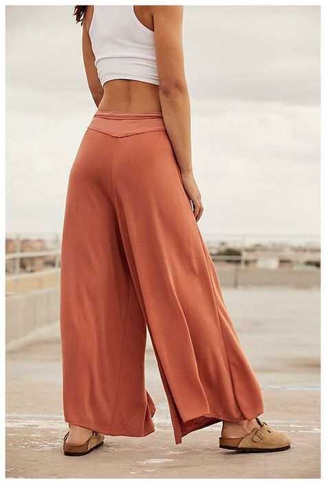 Boho Yoga Outfit, Yoga Clothes Boho, Palazzo Pants Outfit, Yoga Attire, Yogapants Outfit, Outfit Tips, Winter Pants Outfit, Wide Leg Yoga Pants, Boho Yoga