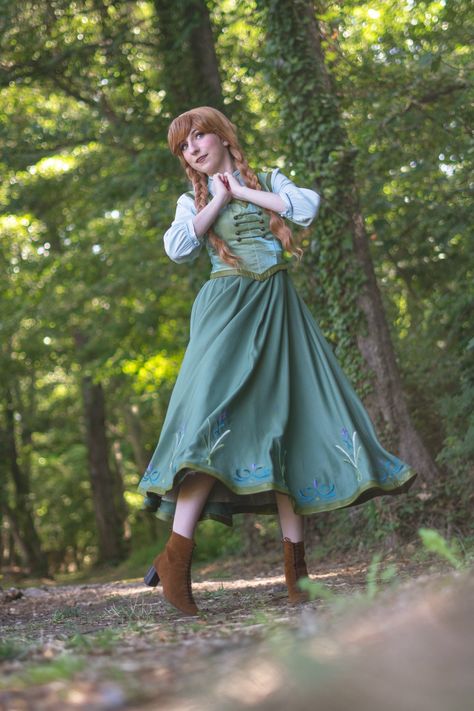 Anna Cosplay by Kiyomi Anna Frozen Cosplay, Princess Poses, Princess Anna Dress, Era Medieval, Anna Cosplay, Disney Princess Makeup, Anna Green, Disney Halloween Parties, Frozen Cosplay