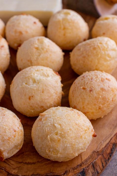 Brazilian Birthday Party Food, Brazilian Party Food, Brazil Bread, Brazil Breakfast, Brazilian Breakfast, Brazilian Cheese Bread Recipe, Cheese Bread Rolls, Brazil Life, Brazil Food