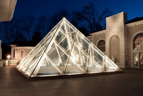 Glass Pyramid Architecture, Pyramid Structure Architecture, Pyramid Architecture, Au Vodka, Looking Up At The Sky, Pyramid Roof, Glass Pyramid, Skylight Design, Louvre Pyramid