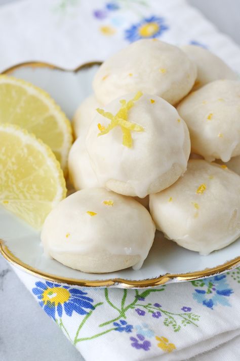 Lemon High Tea Cookies High Tea Cookies, High Tea Food, Lemon Treats, English Tea Party, Afternoon Tea Recipes, High Tea Party, Tea Party Food, Tea Cookies, Meringue Cookies