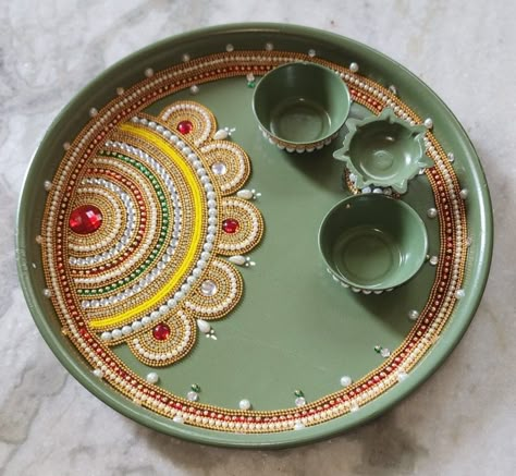 Puja Plate Decoration, Unique Aarti Thali Decoration Ideas Diwali, Thali Decorations Ideas, Thali Rangoli Design, Thali Decoration For Wedding, Pooja Thali Decoration Ideas Diy, Thali Decoration Ideas For Diwali, Thali Decoration Ideas Handmade, Rakhi Plate Decoration