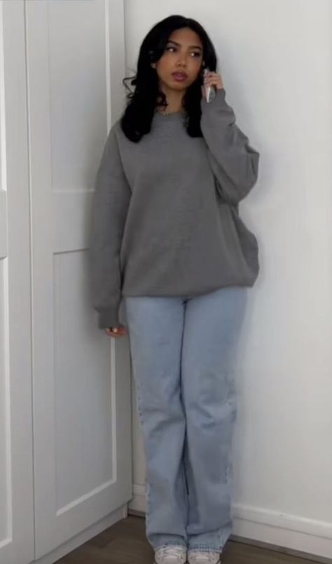 Economics Student Outfit, Formal Streetwear Outfits, Outfit Ideas For Thick Thighs, Oversized Crew Neck Sweatshirt Outfit, Modest School Fits, Modest Outfits Women, White Crewneck Outfit, Modest Teenage Girl Outfits, Grey Crewneck Outfit