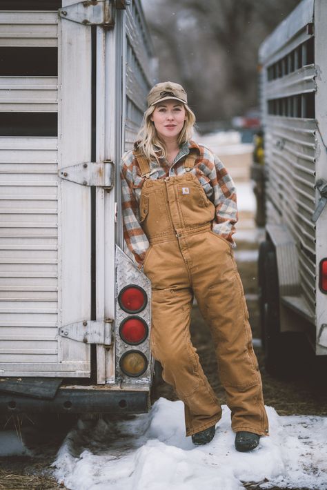 bibs are essential 😽😽😽 Farmer Fashion Woman, Bibs Outfit Women, Farmer Outfit Women, Carhartt Women Outfits, Ranch Clothes, Women In Suspenders, Farm Girl Outfits, Farmer Woman, Ranch Women