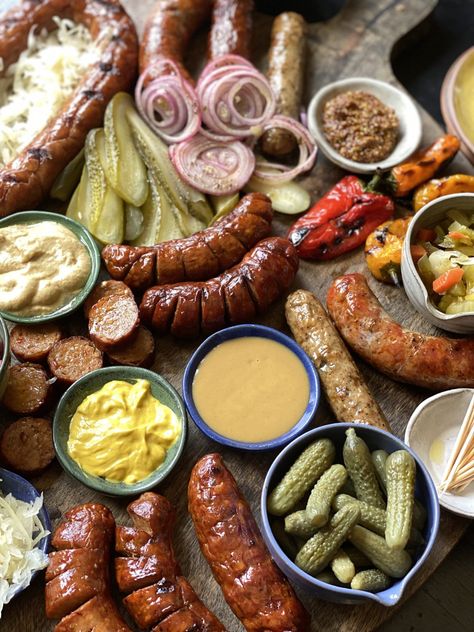 Biergarten Theme Party, Charcuterie Steak Board, German Board Food, Charcuterie Board Sausage, Sausage Topping Ideas, Bratwurst Charcuterie Board, Charcuterie How To Build, Salsa Board Ideas, Oktoberfest Food Board