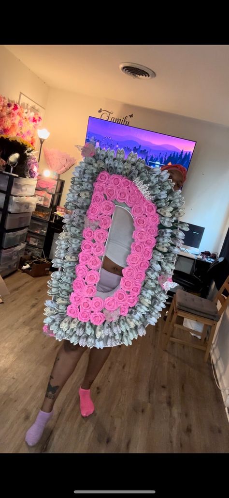 3ft letter Bouquet message directly prop money was used on this letter bouquet Bouquet Of Flowers Money, Sweet 16 Bouquet Ideas, Men Money Bouquet, Purple Money Bouquet, Grad Presents For Best Friend, Bouquets For Boys, Dollar Bill Bouquet, Money Birthday Gift Ideas, Flower Bouquet With Money