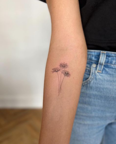 Dainty Tattoos With Meaning Words, Simple Wildflower Tattoo, Fine Line Daisy Tattoo, Gerbera Daisy Tattoo, Dainty Tattoos With Meaning, Daisy Tattoo Ideas, Small Daisy Tattoo, Daisy Flower Tattoos, Meaning Words