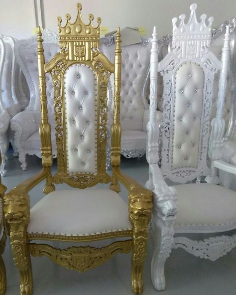 Tinkerbell Quince, Luxurious Mansions, Throne Chairs, Royal Chair, Sneaker Ball, Thrown Chair, White Chairs, Quinceanera Ideas, Throne Chair