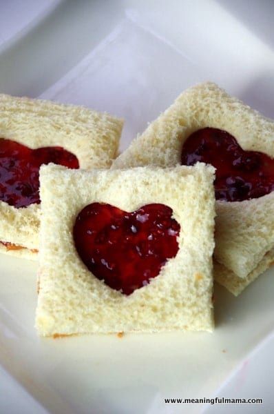 Peanut Butter and Jelly Valentine Sandwiches Valentines Tea Party, Valentines Party Food, Heart Shaped Food, Valentines Snacks, Healthy Valentines, Valentine Tea, Valentines Day Food, Peanut Butter And Jelly, Peanut Butter Jelly