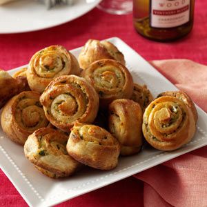 Garlic Bread Spirals Recipe- Recipes  Long-loved Taste of Home contributor Marie Rizzio from Interlochen, Michigan will be missed, and her recipes, like these scrumptious rolls, are true treasures. Her family is happy that they'll live on in kitchens across the country. Bubble Bread, Make Garlic Bread, Garlic Bread Recipe, Thanksgiving Appetizers, Glaze Recipe, Honey Garlic, Bread Rolls, Taste Of Home, Dinner Rolls