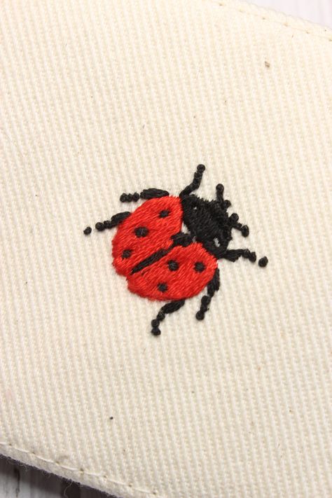 Cute Embroidery Motifs, Sewing Projects Embroidery, Hand Embroidery Easy Ideas, Bookbag Embroidery Ideas, Lady Bird Embroidery, Ladybug Embroidery Pattern, Sewing With Cotton Fabric, Playing Cards Embroidery, Hand Stitch Patterns