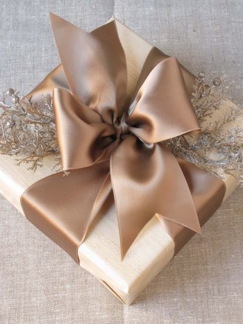 Use what you have and still create a unique presentation with these 12 simple, last minute gift wrapping ideas! Pretty Gift Wrapping Ideas, Elegant Gift Wrapping, Gift Wrapping Techniques, Gift Wrapping Inspiration, Wedding Gift Wrapping, Gifts Wrapping Diy, Unique Gift Wrapping, Gift Wrapper, Creative Gift Wrapping