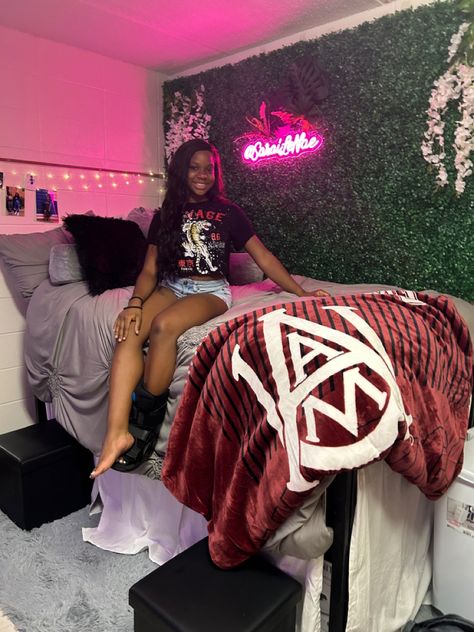 Dorm Room Designs Black Women, College Dorm Black Women, College Dorm Room Ideas Black Women, Dorm Room Ideas Black Girls College, Hbcu Dorm Room Ideas, Luxury Dorm Room, Pretty Dorm Room, College Bedroom Decor, Girl Apartment Decor