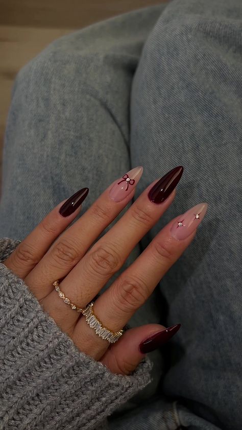 Red Wine Color Nails Design, Thanksgiving Nails Aesthetic, Fall Nails Wine Color, Fall Nails For Olive Skin Tone, Brown Red Nails Design, Maroon Nail Inspo Acrylic, Christmas Nails Maroon, Burgundy Fall Nails Almond, Nails To Go With Maroon Dress