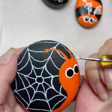 Lory Aucelluzzo | Some Halloween cuties for you guys. Rob did this crazy paint pour. I thought it looked a bit like webbing, and thus I went with that... | Instagram Rock Painting Spider, Rock Bugs, Diy Rocks, Ladybug Rocks, Diy Rock Art, Halloween Rocks, Happy Stones, Painted Rocks Diy, Rock Painting Patterns