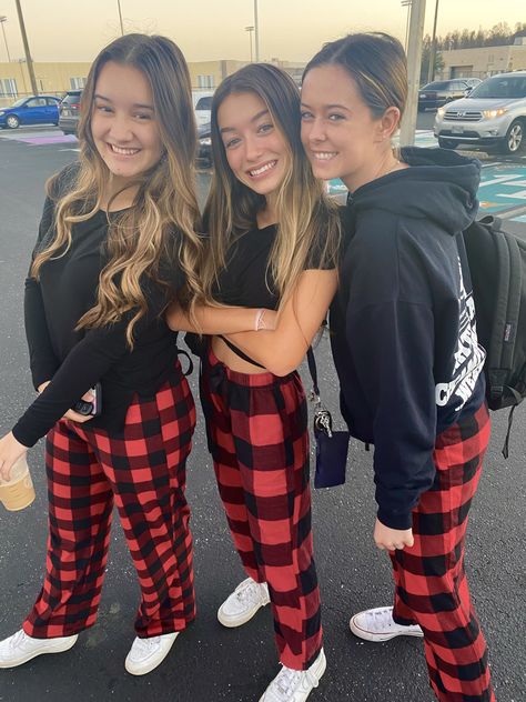 Cute Twinning Outfits For Spirit Week, Wearing Pjs To School, Pjs At School, Christmas Pajama Day School, Flannel Spirit Day, Flannel Day Spirit Week, Pajama Day Outfits Spirit Week, Pajamas Day At School, Twin Day Spirit Week Homecoming