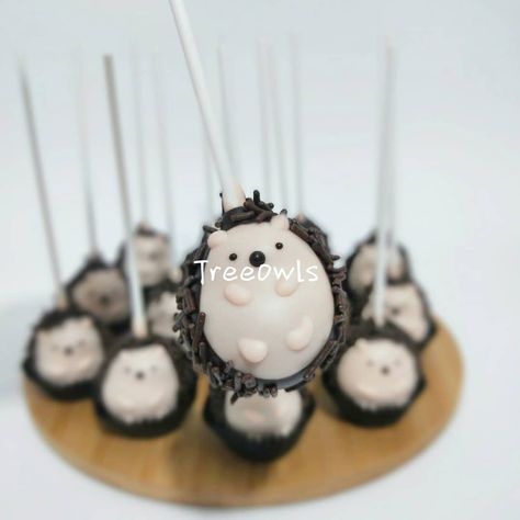 Animal Cake Pops Diy, Funny Cake Pops, Forest Cake Pops, Animal Cake Ideas Easy, Hedgehog Dessert, Hedgehog Cake Pops, Acorn Cake Pops, Cake Pop Animals, Woodland Cakepops