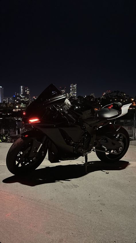 Mortercycle Bikes Aesthetic, Blacked Out Motorcycle, Cool Motorcycle Pictures, Motorcycle City Night Aesthetic, Motor Bikes Aesthetic, Cool Motorbikes, Black Motorbike Aesthetic, Black Motorcycle Aesthetic, Motorbikes Aesthetic