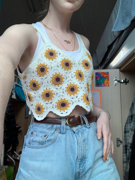 Sunflower knit top, baggy jeans, summer Baggy Crochet Top, Sunflower Jeans, 2016 Tumblr Outfits, Crochet Top Outfit, Outfits Baggy, Jeans Summer, Crochet Sunflower, Knitted Flowers, Crochet Summer