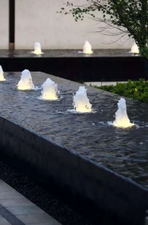 Modern Fountain Ideas, Fountain Design Modern, Modern Water Feature Entrance, Waterbody Landscape, Modern Fountains Outdoor, Modern Water Fountain, Waterscape Design, Water Feature Lighting, Water Wall Fountain