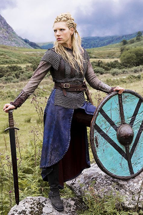 Vikings - Lagertha (Shield maiden. I love her shield, sword and chainmail, I think very realistic. Dreadful hairstyle though.) Lagertha Lothbrok, Vikings Lagertha, Costume Viking, Vikings Season, Viking Costume, Viking Women, Katheryn Winnick, Tokyo Street Fashion, Vikings Tv