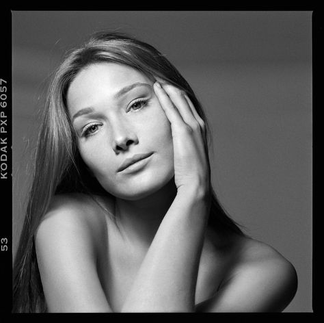 Carla Bruni, Venice, August 31, 1991 #richardavedon @carlabruniofficial #egoiste #unpublished 90s Model Aesthetic, Models 90s, Original Supermodels, 90s Model, 90s Supermodels, Carla Bruni, Natalia Vodianova, 90s Models, Richard Avedon