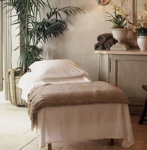 Boutique Wellness Studio, Greenery Spa Room, Bohemian Massage Room, Minimalistic Massage Room, Neutral Massage Room, Earthy Spa Room, Boho Massage Room, Massage Table Aesthetic, Massage Bed Ideas