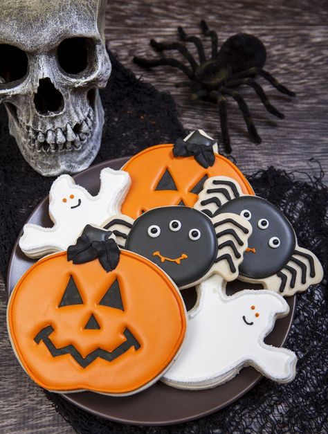 Great cookie decorating ideas for your Halloween party. Ghosts, pumpkins, and bats – oh my! Muffins Halloween, Halloween Fingerfood, Biscuits Halloween, Halloween Sugar Cookies Decorated, Lorann Oils, Pasteles Halloween, Easy Halloween Cookies, Recetas Halloween, Halloween Cookie Recipes