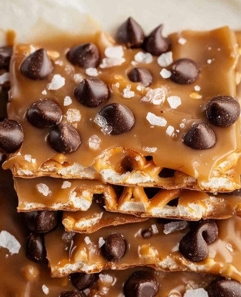 Salted Caramel Pretzel Bark Recipe Pretzel Carmel Chocolate Treats, Carmel Pretzel Bark, Pretzel Cookie Recipes, Thanksgiving Bark, Salted Caramel Bark, Diy Caramel Sauce, Caramel Bark, Chocolate Pretzel Bark, Pretzel Bark Recipes