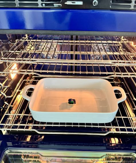 Here's nana's no-fuss trick to cleaning an oven. You just need these 3 ingredients Oven Hacks Cleaning, No Scrub Oven Cleaner, Cleaning Hacks Oven, Clean Self Cleaning Oven, Diy Clean Oven, Best Oven Cleaning Hacks, How To Clean Inside Oven, Cleaning Oven Hack, Home Cleaning And Organizing